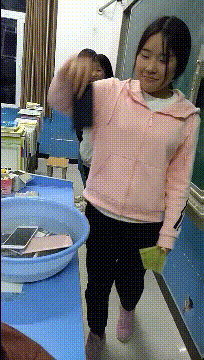 爆笑动图GIF：爱的魔力转圈圈，妹子这是多大的爱啊！