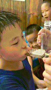 爆笑动态图：你个大男人，嘴练这么大干嘛！