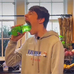 爆笑动态图：你个大男人，嘴练这么大干嘛！