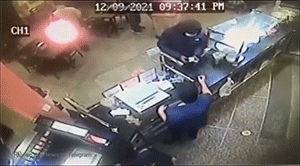 搞笑动图GIF：是你！飞猫警长！