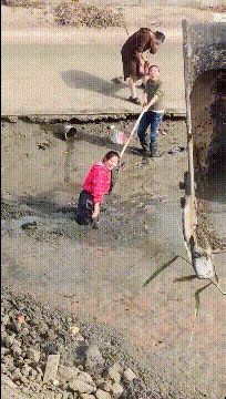 搞笑动图图片：睡觉有风险，低头需谨慎！