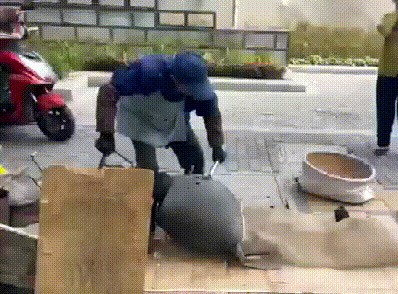 搞笑动图图片：睡觉有风险，低头需谨慎！