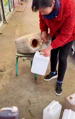 搞笑动图图片：睡觉有风险，低头需谨慎！