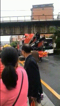 爆笑动态图：想冲浪却没有浪，只能靠自己来浪了