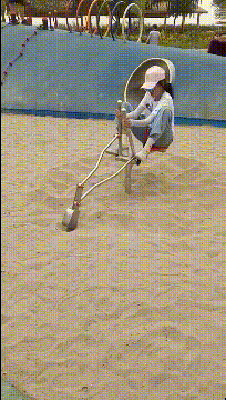 爆笑动态图：想冲浪却没有浪，只能靠自己来浪了