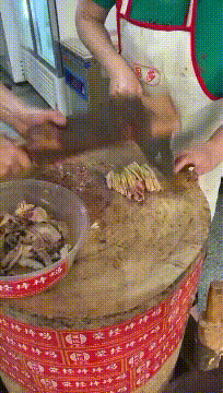 爆笑动态图：想冲浪却没有浪，只能靠自己来浪了