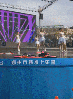 爆笑动图图片：哥们，你水枪玩的很认真哦！