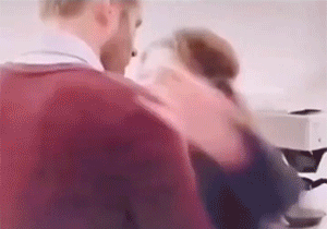笑晕过去的GIF：男子摸女同事私处，称“闹着玩”！