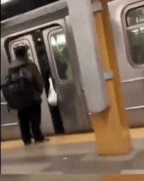 笑晕过去的GIF：男子摸女同事私处，称“闹着玩”！