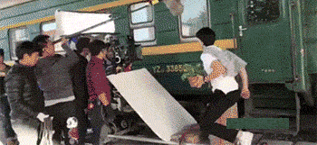 好笑的动态GIF：你们两个在干什么呢？搞事情！