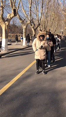 好笑的动态GIF：你们两个在干什么呢？搞事情！