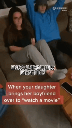 很好笑的GIF：想刀一个人的眼神是藏不住的！