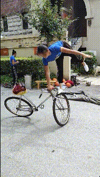 很好笑的GIF：想刀一个人的眼神是藏不住的！