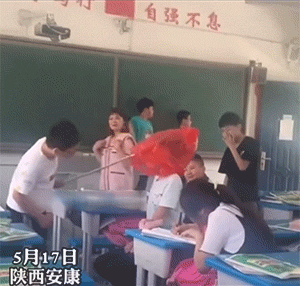 很好笑的GIF：想刀一个人的眼神是藏不住的！