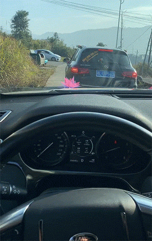 很好笑的GIF：想刀一个人的眼神是藏不住的！