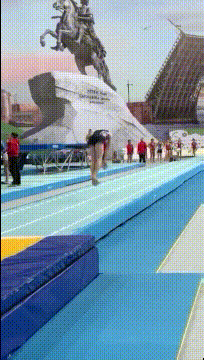 很好笑的GIF：想刀一个人的眼神是藏不住的！