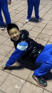 很好笑的GIF：想刀一个人的眼神是藏不住的！