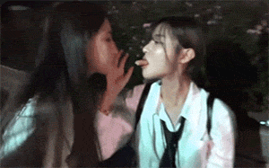 性感妹子GIF：牛友怎么看待两个美女亲亲？