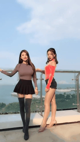 性感妹子GIF：牛友怎么看待两个美女亲亲？