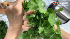 爆笑的动态图：大哥嫂子，注意老腰啊！