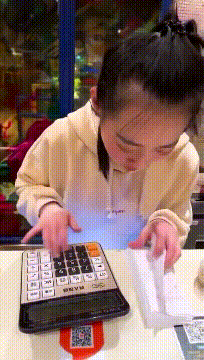 爆笑的动态图：大哥嫂子，注意老腰啊！