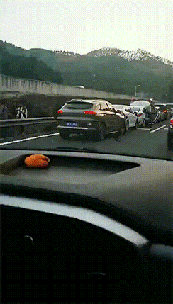 爆笑动态图：不求同年同月同日生，但求同年同车底