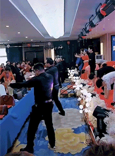搞笑GIF：东北人的平衡感都这么强的吗？