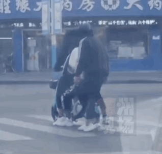搞笑GIF：东北人的平衡感都这么强的吗？