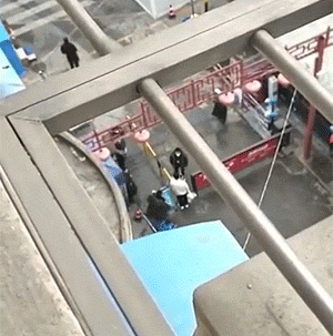 爆笑的GIF：这前台，什么水平？