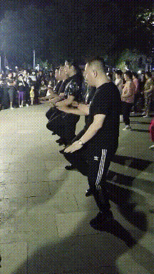 搞笑动图图片：偷情有风险，跳窗很危险！