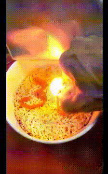 搞笑的GIF：爱情来得太突然