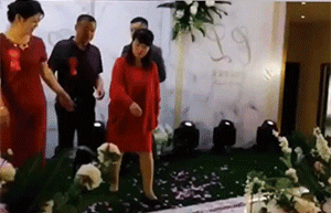 搞笑的GIF：爱情来得太突然
