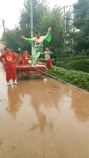 搞笑的GIF：爱情来得太突然