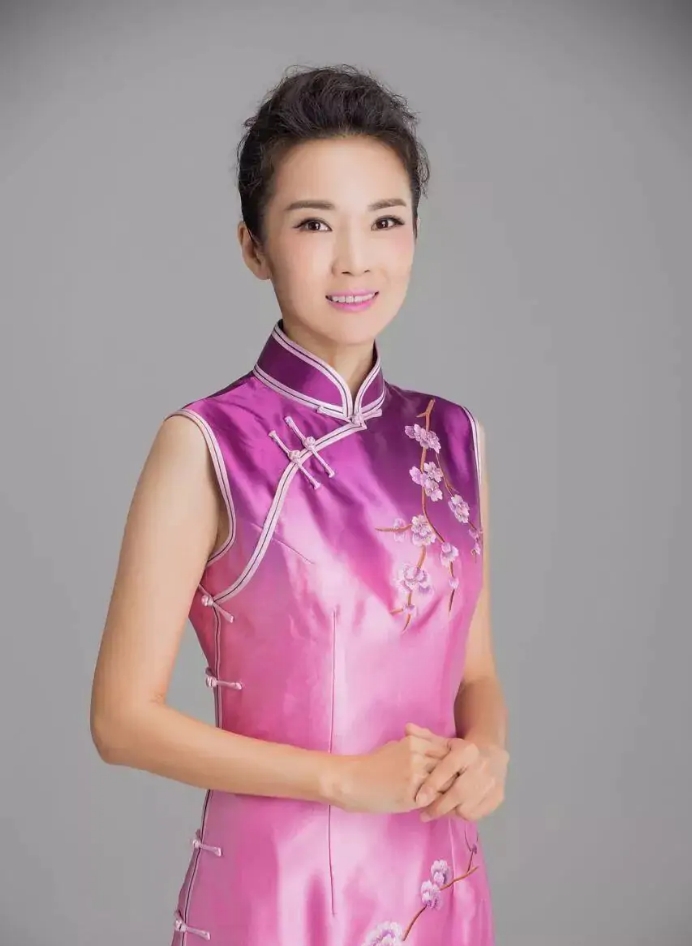 在荧幕前,她就像一枝孤傲的寒梅,别有一番风味.