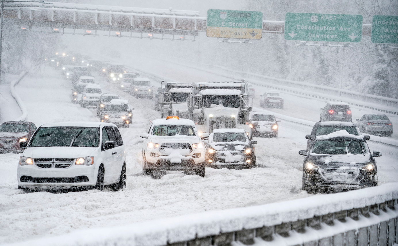 西方疫情一团糟美国迎双重灾难雪上加霜中国传来好消息