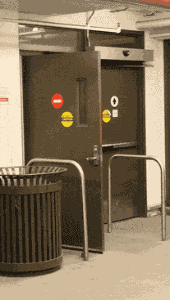 搞笑动图GIF：这猫猫也是醉了，真无辜！