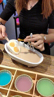 搞笑动图GIF：这猫猫也是醉了，真无辜！
