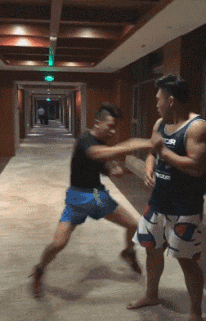 搞笑动图GIF：这猫猫也是醉了，真无辜！