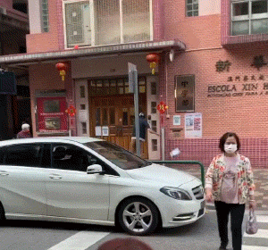 好笑的GIF：螳臂挡车实景再现！