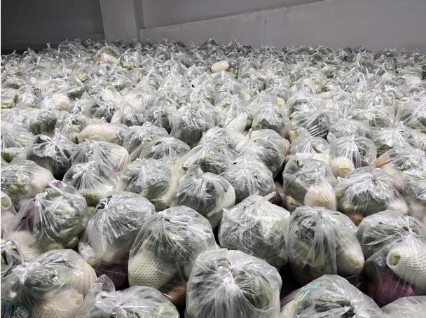 暖心 郑州万科物业向业主赠送爱心蔬菜