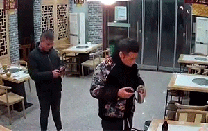 搞笑的动图:意思套套质量太好了?!!