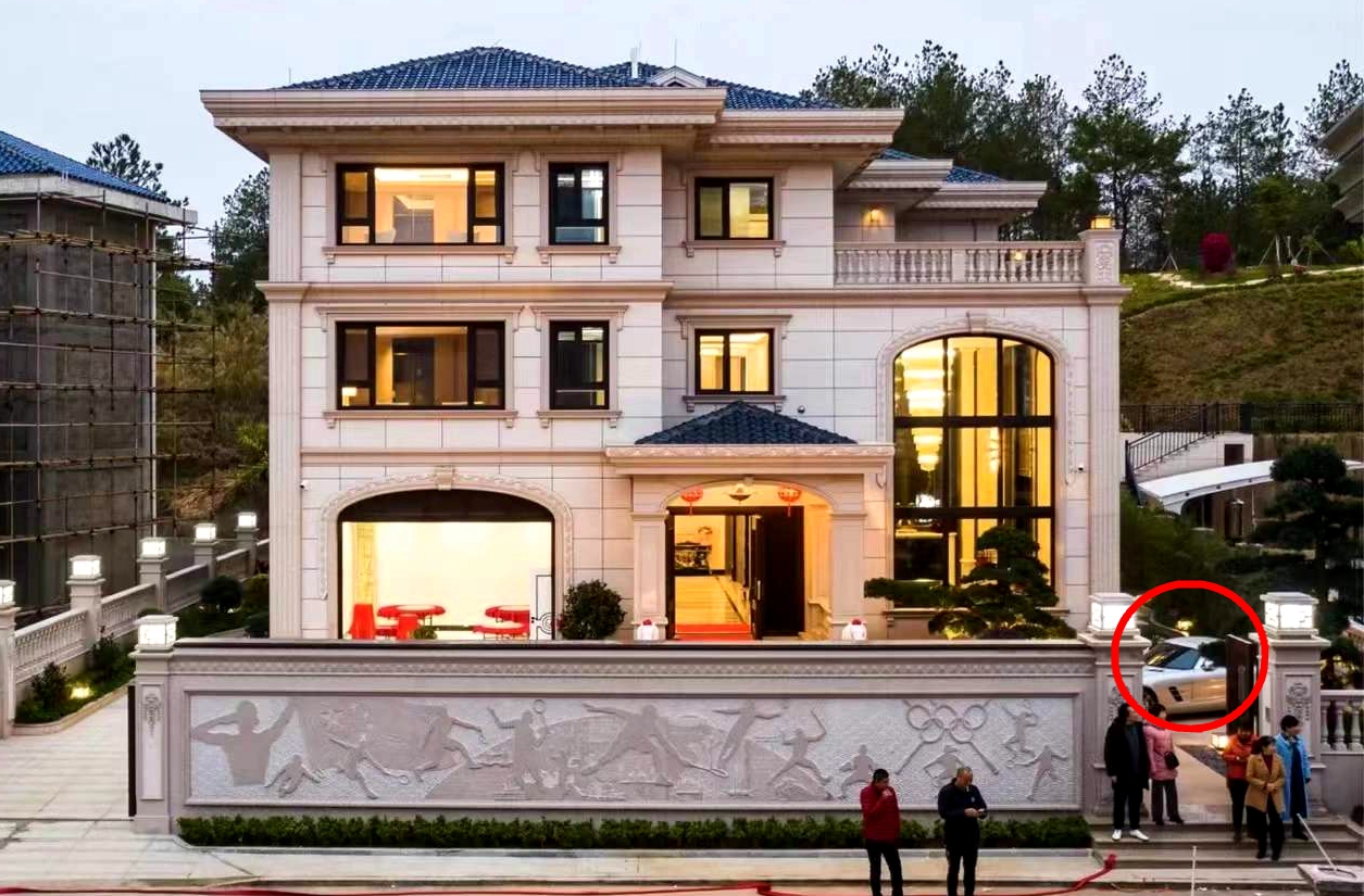 林丹豪宅曝光花园停放豪车围墙雕刻其奥运历程整面墙放美酒