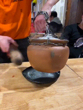 搞笑GIF动态图：要不要告诉她真相！