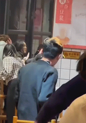 爆笑的GIF:色心很大,脑子很小!
