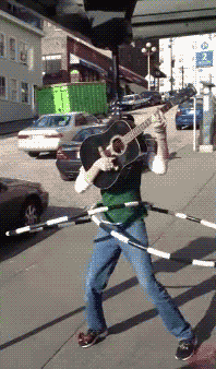 2022精彩GIF：点赞勇敢的小哥！