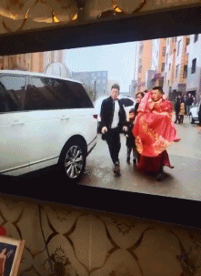 2022精彩GIF：点赞勇敢的小哥！