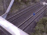 2022精彩GIF：点赞勇敢的小哥！