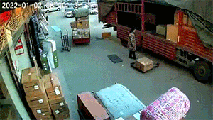 2022精彩GIF：点赞勇敢的小哥！