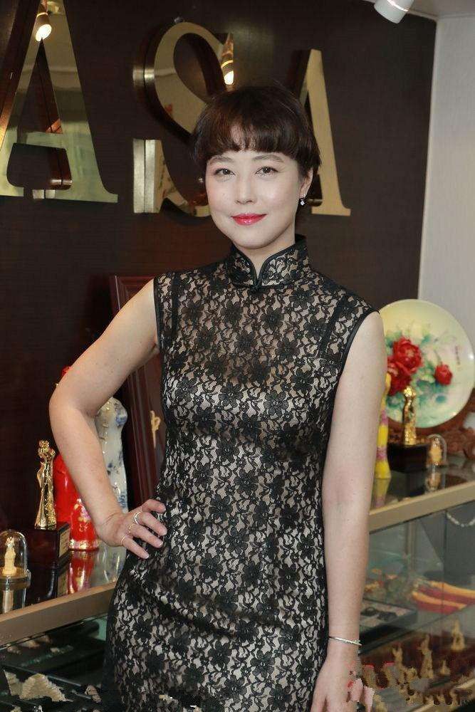 周海媚活动照曝光脸颊饱满苹果肌明显但眼周纹暴露了真实年龄