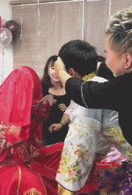 搞笑动图GIF：现在年轻人越来越会玩儿了~